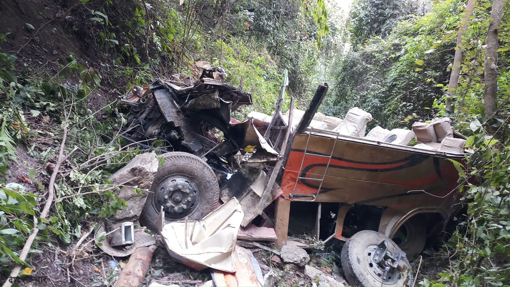 सुनसरीको हरिपुरमा एकजनाको शव बोकेको एम्बुलेन्स र ट्रक ठोक्किँदा ६ जनाको मृत्यु