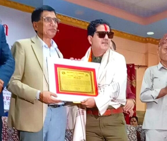 सुदुरपश्चिम प्रदेशको पहिलो  "नायक" अम्बिका प्रसाद आचार्य  लाई पुरस्कार सहित प्रज्ञा  प्रादेशिक प्रतिभा श्रष्टा सम्मान