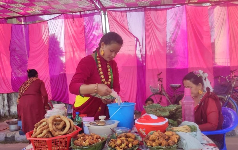 गृहणीलाई स्वरोजगार बनाउँदै धनगढीको शनिवारीय मेला