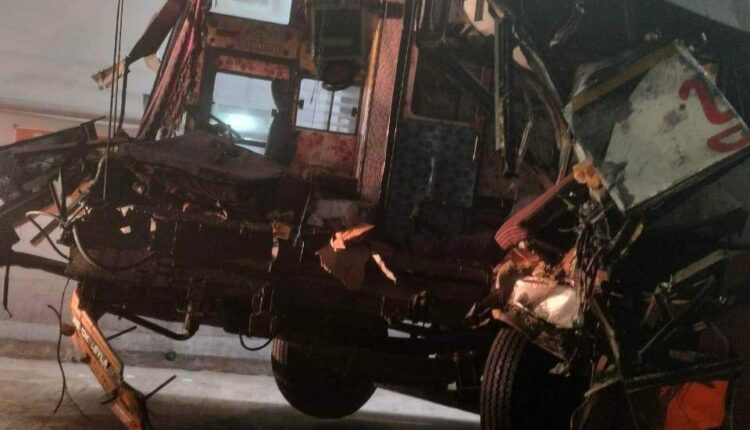 भारतको गुजरातबाट कैलाली आउँदै गरेको बस दुर्घटना